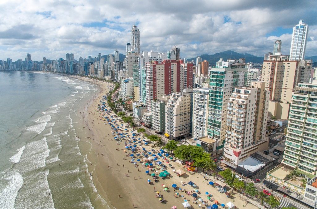 Balneário Camboriú atrai milhares de turistas durante o feriado