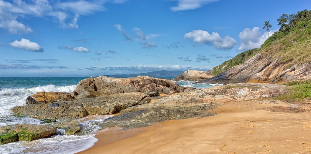 Você já ouviu falar da Praia dos Amores em Balneário Camboriú?