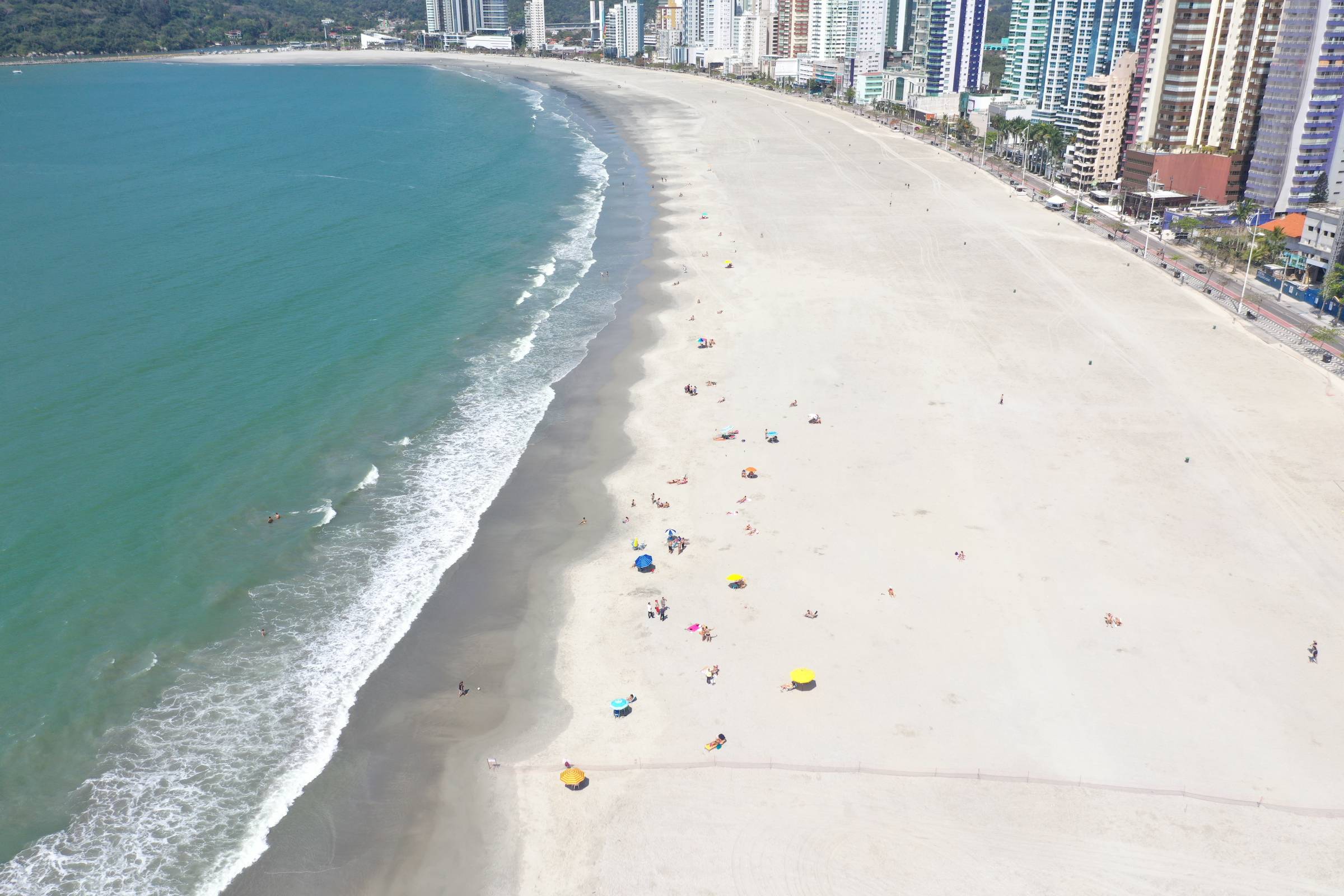 Faixa de areia da Praia de Balneário Camboriú deve ser liberada em novembro 