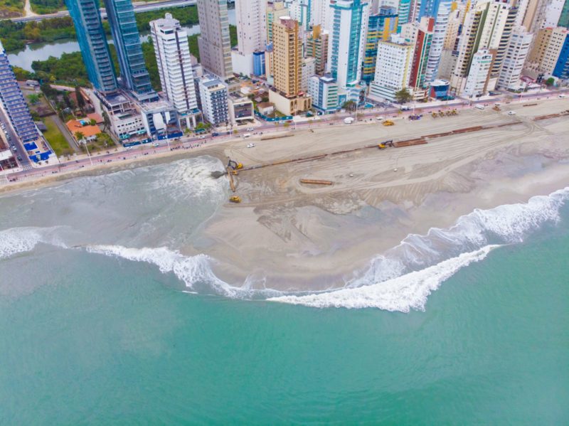 Obra de alargamento da faixa de areia da Praia de Balneário Camboriú chega à fase final