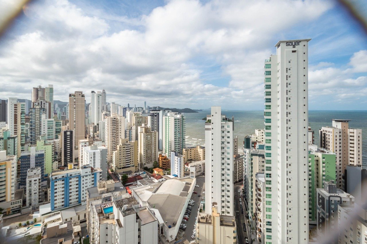 APARTAMENTO NO CENTRO DE BALNEÁRIO CAMBORIÚ 