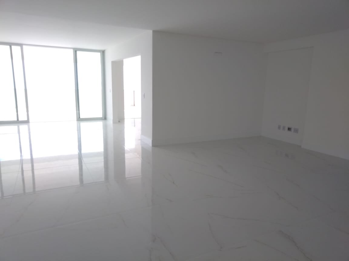 Apartamento à Venda Próximo ao Mar em Centro - Balneário Piçarras - Santa Catarina