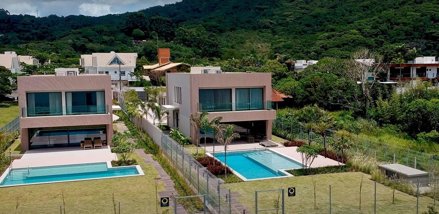 Casa à Venda Quadra Mar em Praia do Estaleiro - Balneário Camboriú - Santa Catarina