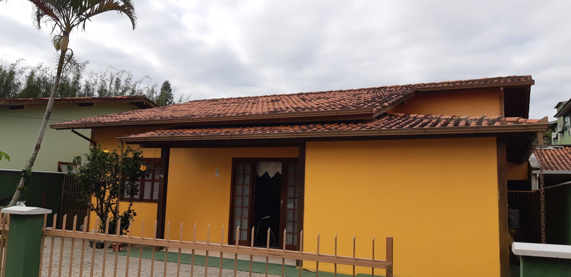 Casa em Condomínio à Venda Próximo ao Mar em Ingleses do Rio Vermelho - Florianópolis - Santa Catarina - Casa á venda nos Ingleses do Rio Vermelho