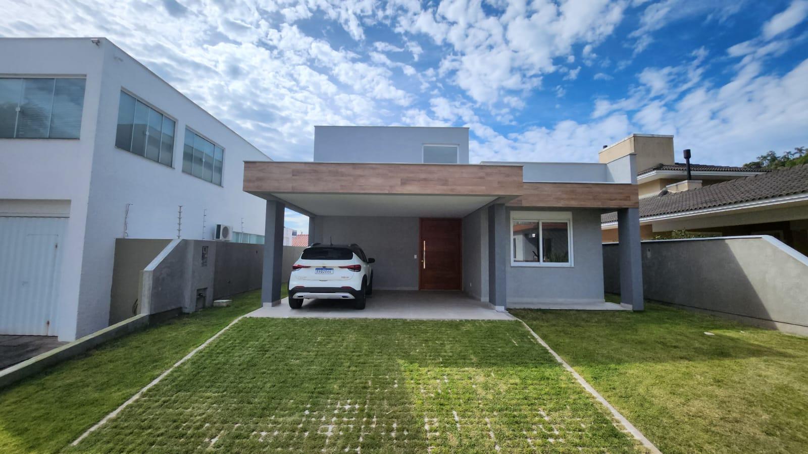 Casa em Condomínio à Venda Próximo ao Mar em Cachoeira do Bom Jesus - Florianópolis - Santa Catarina