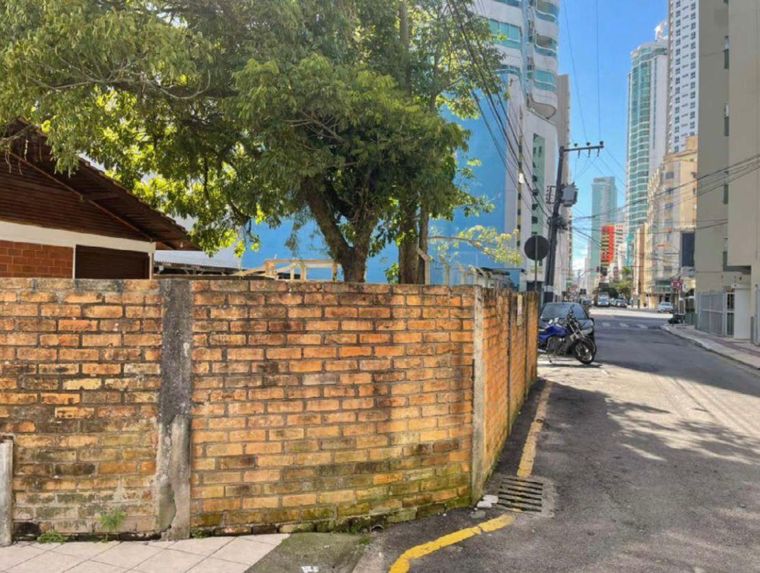 Terreno à Venda em Centro - Balneário Camboriú - Santa Catarina - TERRENO COM CASA A VENDA EM BALNEARIO CAMBORIU