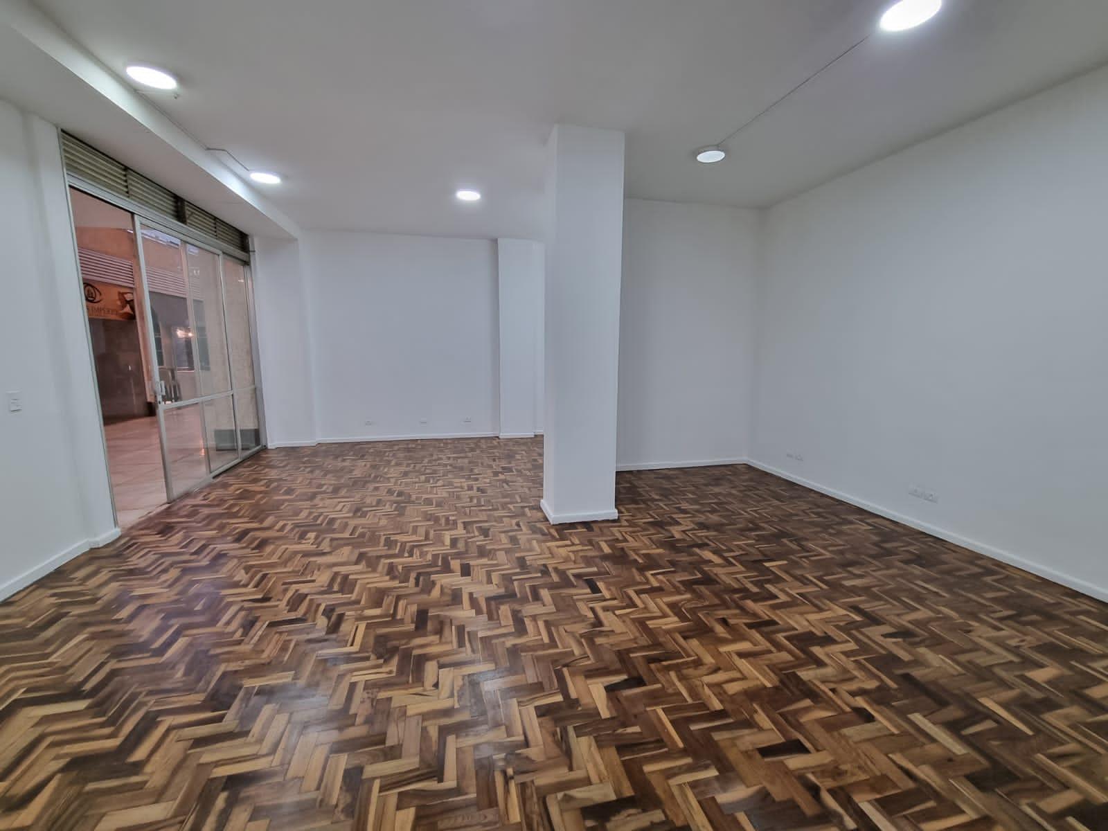 Sala Comercial à Venda em Centro - Curitiba - Paraná - SALA COMERCIAL A VENDA EM CURITIBA