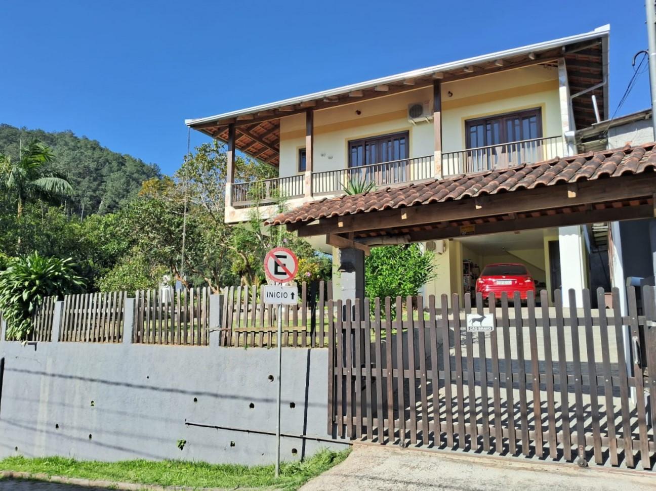 Casa à Venda em Glória - Blumenau - Santa Catarina - Casa com bela vista no bairro Glória.