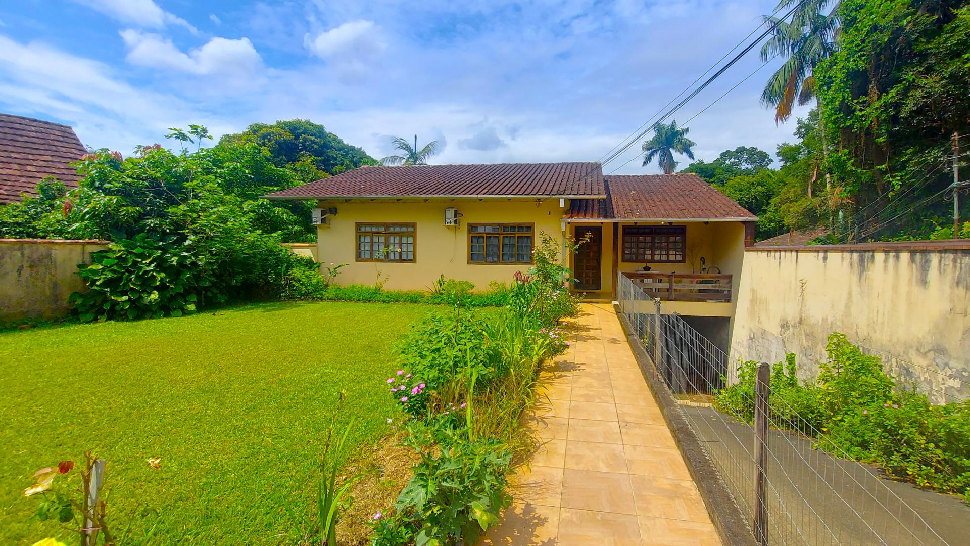 Casa à Venda em Velha - Blumenau - Santa Catarina - Casa à Venda na Velha, em Blumenau/SC.