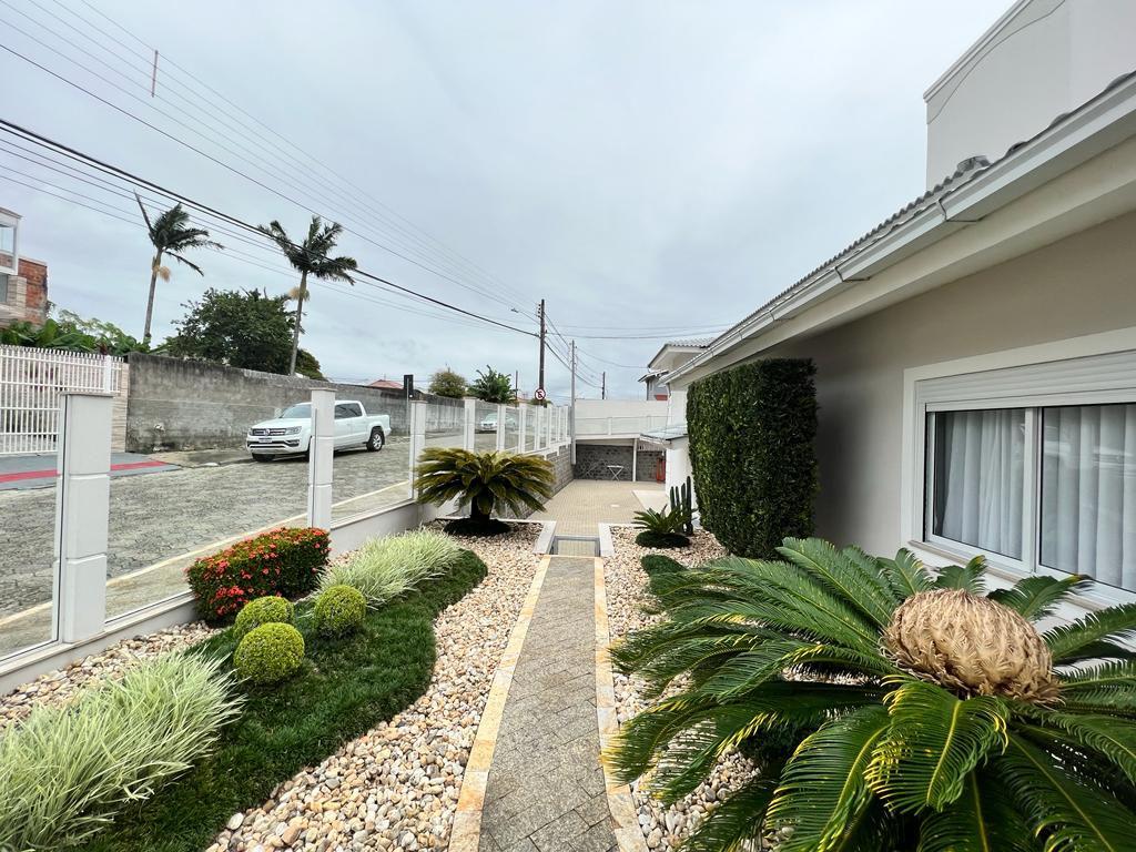 Casa à Venda Próximo ao Mar em Barreiros - São José - Santa Catarina - CASA A VENDA EM SÃO JOSÉ