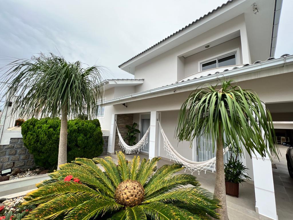 Casa à Venda Próximo ao Mar em Barreiros - São José - Santa Catarina - CASA A VENDA EM SÃO JOSÉ