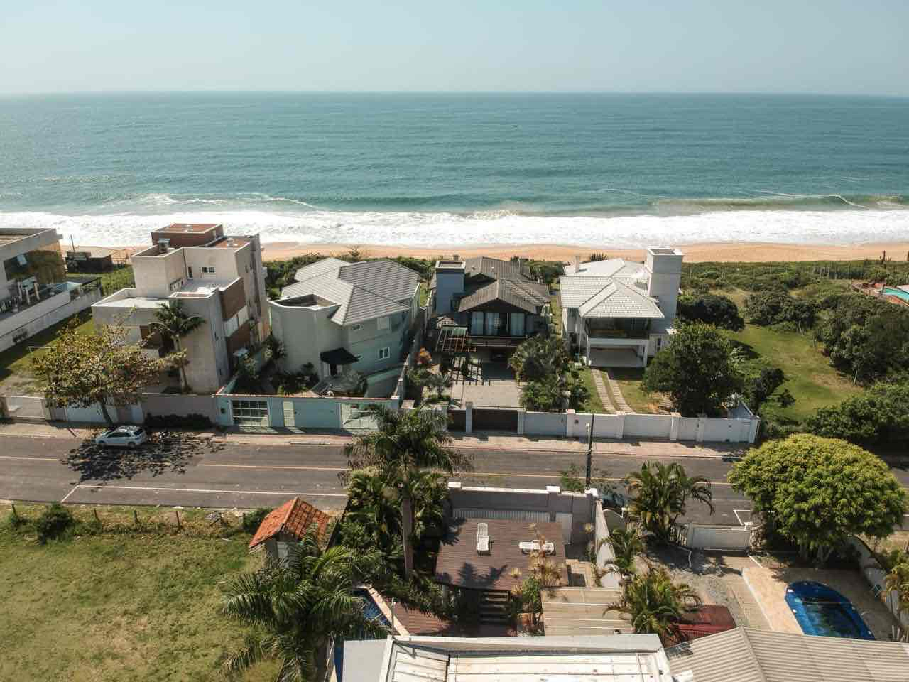 Casa à Venda Frente Mar em Praia do Estaleiro - Balneário Camboriú - Santa Catarina