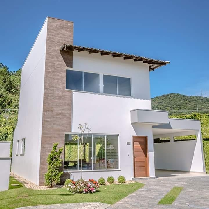 Casa à Venda Quadra Mar em São Judas Tadeu - Balneário Camboriú - Santa Catarina - Village dos Ipês em Balneário Camboriú 